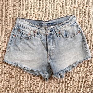 Light wash Levi’s denim Jean shorts